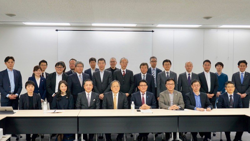 写真1：CDO Club Japan主催のCDO招待制会議に参加した平井 卓也 IT政策担当大臣（前列右から4人目）