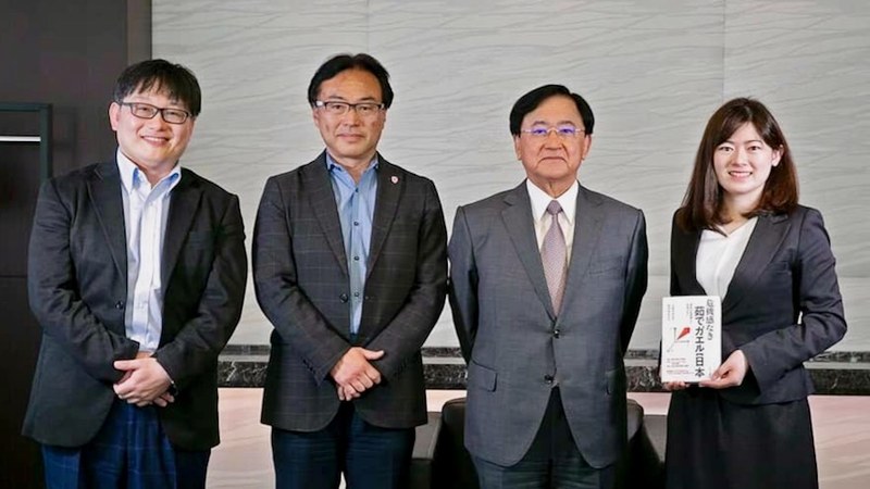 写真1：経済同友会の前代表幹事である小林 喜光 氏（右から2番目）と、CDO Club Japanの理事たち